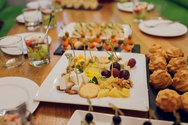 Catering diensten achtergrond met snacks op gasten tafel in restaurant op event party. — Stockfoto