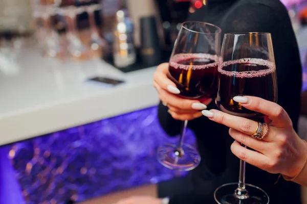 Celebración. Manos sosteniendo las copas de champán y vino haciendo un brindis. —  Fotos de Stock