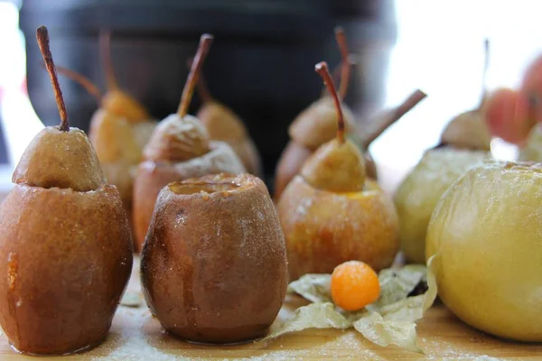 Close-up of a caramelized pear in wine with chocolate sponge cake, homemade yogurt and walnuts in warm colors. — Stock Photo, Image