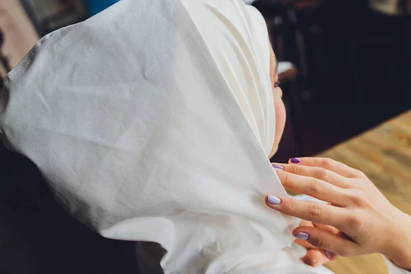 Porträtt av en vacker muslimsk kvinna i traditionella islamiska kläder och täcka sina huvuden. — Stockfoto