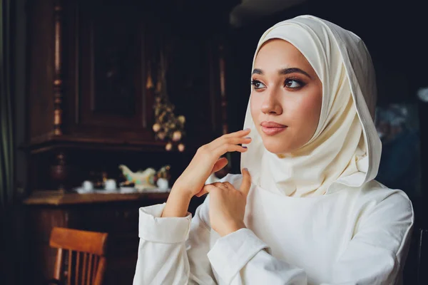 Porträt einer schönen muslimischen Frau in traditioneller islamischer Kleidung und bedecken ihr Haupt. — Stockfoto