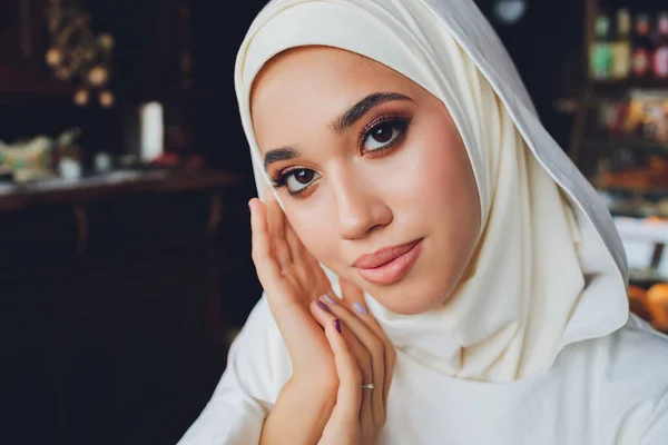 Retrato de una hermosa mujer musulmana vestida con ropa islámica tradicional y cubriéndose la cabeza. —  Fotos de Stock