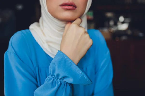 Portret van een mooie moslimvrouw in traditionele islamitische kleding en bedek hun hoofden. — Stockfoto
