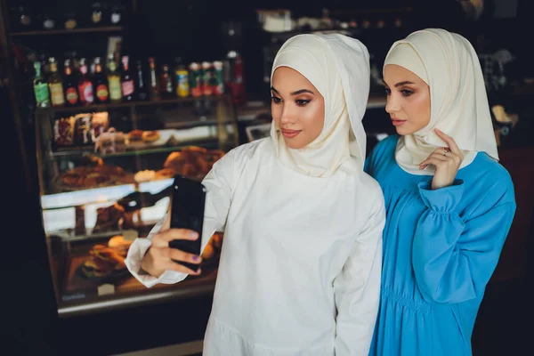 Mujer musulmana hablando por teléfono móvil en un café. — Foto de Stock