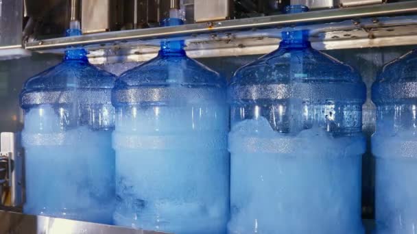 Fábrica de agua Línea de embotellado de agua para procesar y embotellar agua pura de manantial en botellas pequeñas. Enfoque selectivo. — Vídeo de stock