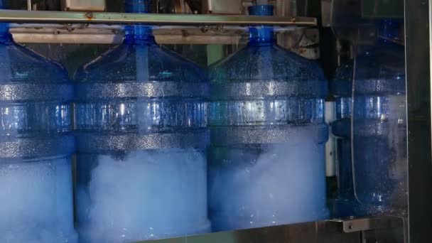 Fábrica de água - Linha de engarrafamento de água para processamento e engarrafamento de água de nascente pura em pequenas garrafas. Foco seletivo. — Vídeo de Stock