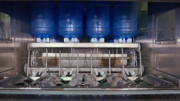 Fábrica de agua Línea de embotellado de agua para procesar y embotellar agua pura de manantial en botellas pequeñas. Enfoque selectivo. — Vídeo de stock