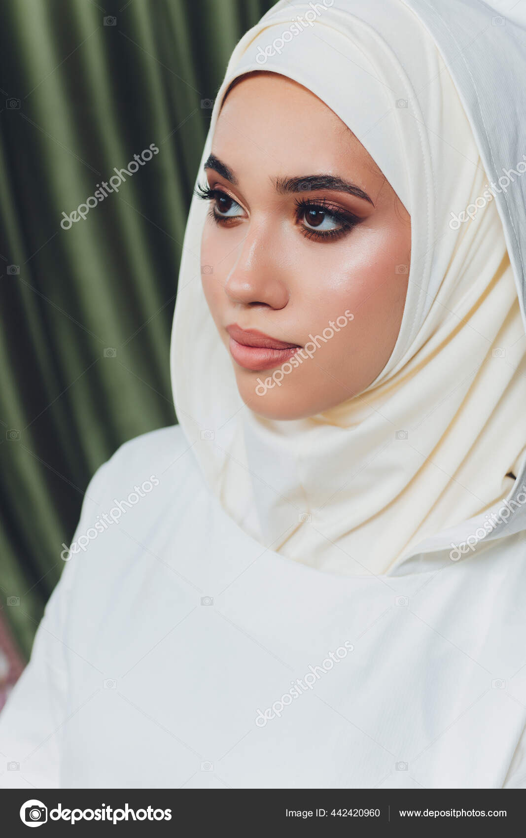 Retrato de una hermosa mujer musulmana vestida con ropa islámica  tradicional y cubriéndose la cabeza.: fotografía de stock © vershinin.photo  #442420960
