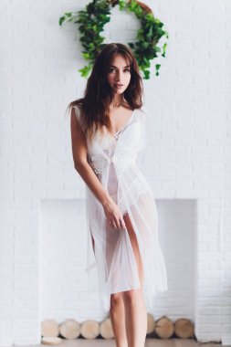 Gri arka planda ince bronzlaşmış kadın vücudu..