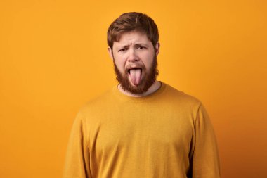 Kafeteryada çorba içtikten sonra iğrenç bir ifade takınan, modaya uygun saç stili ve sakallı komik İsveçli genç adam..