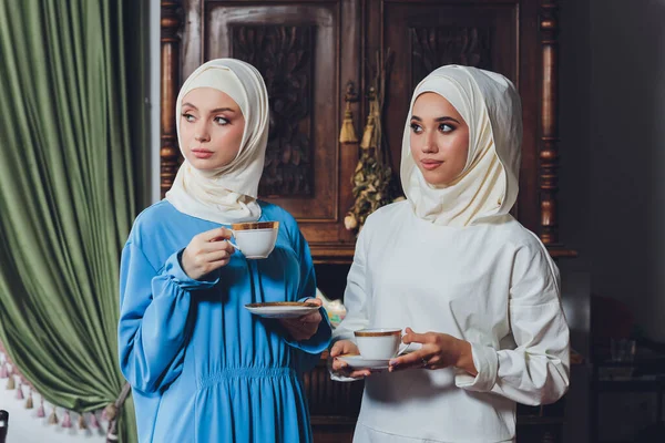 Мусульманская кавказская семья пьет чай. Наслаждаясь чаем дома. — стоковое фото