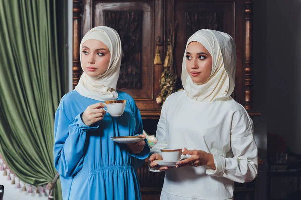 Muslimische kaukasische Familie trinkt Tee. Genießen in der Teezeit zu Hause. — Stockfoto