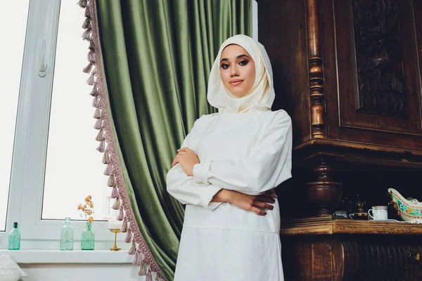 Портрет красивой мусульманки в традиционной исламской одежде и накрыть голову. — стоковое фото