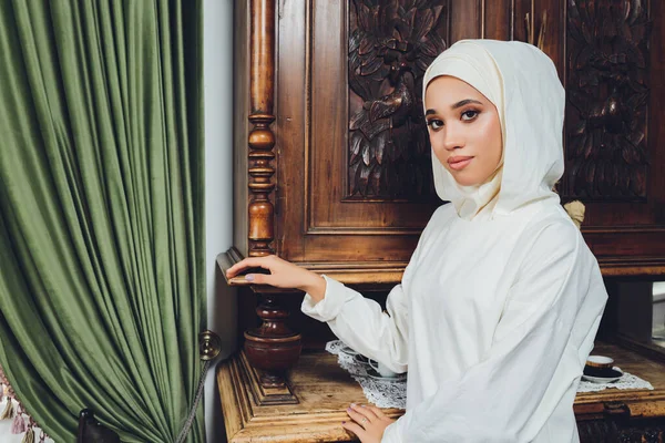 Портрет красивой мусульманки в традиционной исламской одежде и накрыть голову. — стоковое фото