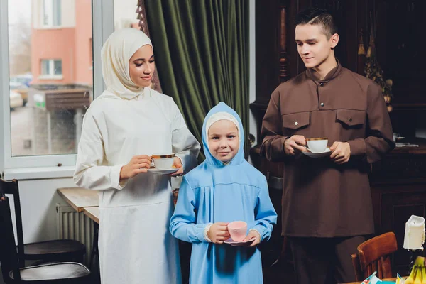 Muslimische kaukasische Familie trinkt Tee. Genießen in der Teezeit zu Hause. — Stockfoto