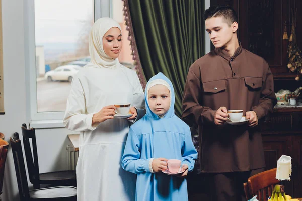 Muslimische kaukasische Familie trinkt Tee. Genießen in der Teezeit zu Hause. — Stockfoto