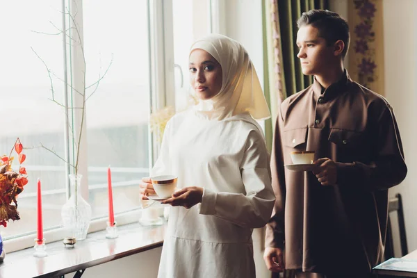 Мусульманская кавказская семья пьет чай. Наслаждаясь чаем дома. — стоковое фото
