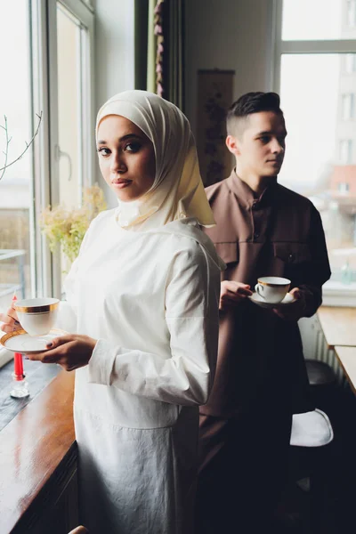 Muslimische kaukasische Familie trinkt Tee. Genießen in der Teezeit zu Hause. — Stockfoto