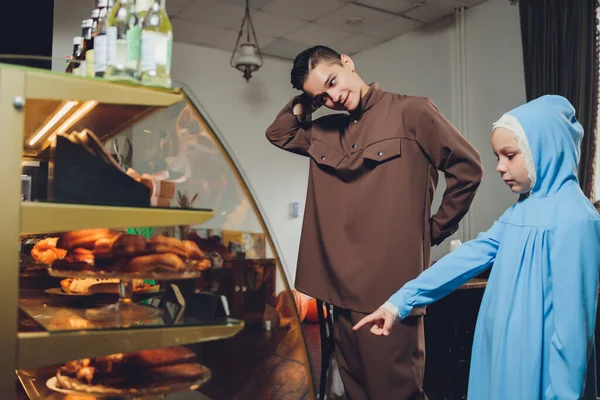 Schöne muslimische kaukasische russische Mann trägt Kleid entspannend. — Stockfoto