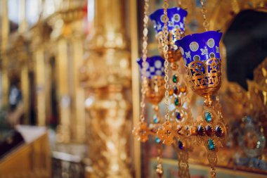 Katolik tapınağında mum yakmak gibi. Bir Katolik tapınağında, sunağın yanında mumlar yakılır..