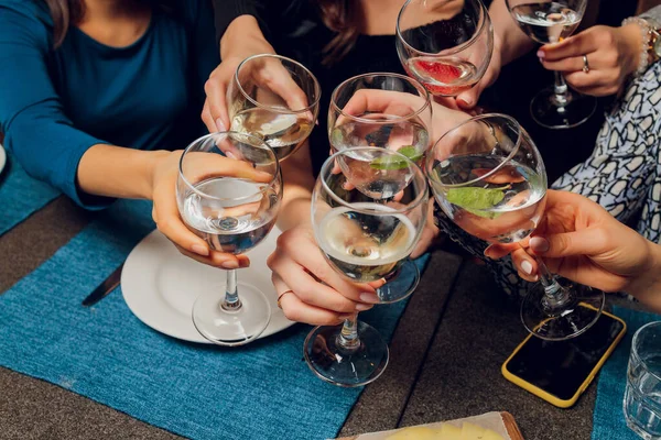 Verres fourrés avec alcool et toasts, fête. — Photo