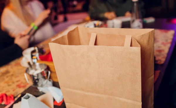 Dessertpapieren zak voor de klant klaar op de toonbank in moderne cafe coffeeshop, levering van voedsel, cafe restaurant, afhaalmaaltijden. — Stockfoto