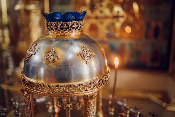 Kaarsen aansteken in een katholieke tempel. Kaarsen worden aangestoken bij het altaar in een katholieke tempel. — Stockfoto