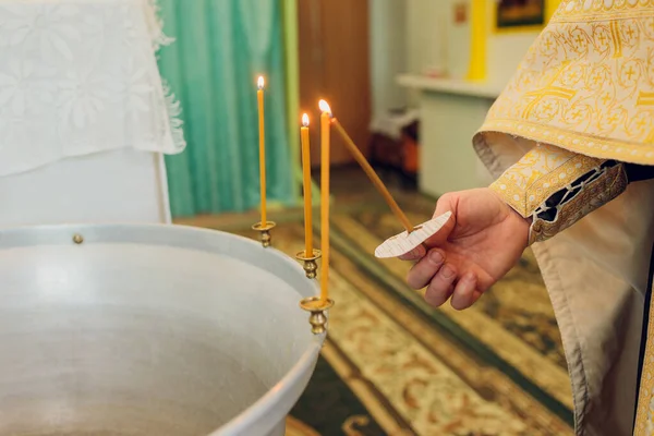 Woda jest wlewana do czcionki do kąpieli dziecka w kościele, tradycje religijne. — Zdjęcie stockowe