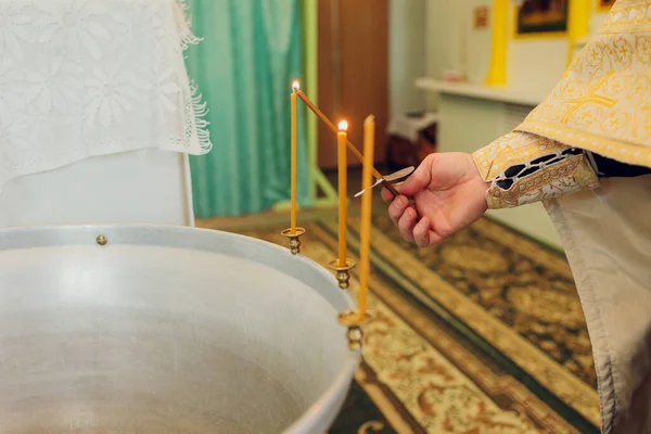 A água é derramada na fonte para banhar o bebê na igreja, tradições religiosas. — Fotografia de Stock