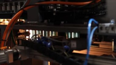 Plastik endüstrisi: Endüstriyel üretim fabrikasındaki üretim hattındaki şişeler için küçük kahverengi plastik bankalar.