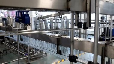 Teknik Sıvı Üretimi. Plastik Şişeleri Hazırlamak için Sanayi Otomatik Mekanizması. Kimyasal Üretim Hattı. Plastik Şişe Sırası Konvertör Kapanışı boyunca ilerler.