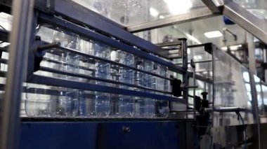 Teknik Sıvı Üretimi. Plastik Şişeleri Hazırlamak için Sanayi Otomatik Mekanizması. Kimyasal Üretim Hattı. Plastik Şişe Sırası Konvertör Kapanışı boyunca ilerler.
