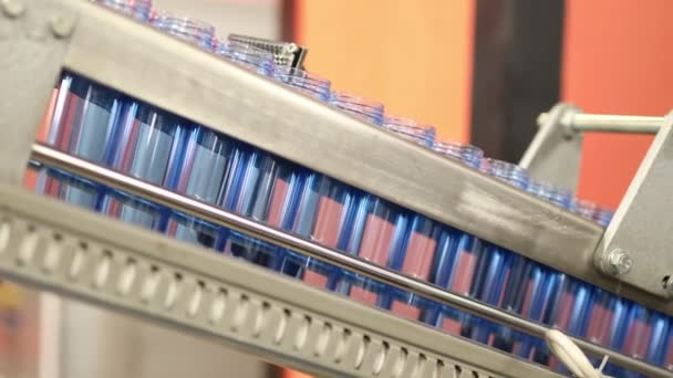 Kunststoffindustrie: Kleine braune Kunststoffbänke für Flaschen an der Fertigungslinie in Industrieanlagen. — Stockvideo