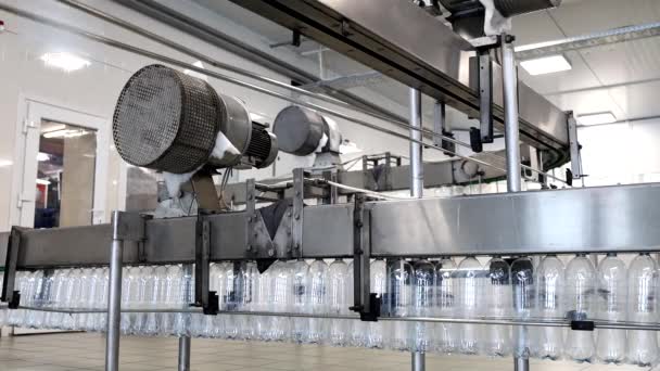 Produktion av tekniska vätskor. Industriell automatiserad mekanism för att förbereda plastflaskor. Kemikalieproduktionslinje. Rad av plastflaskor Flyttar längs Converyor närbild. — Stockvideo