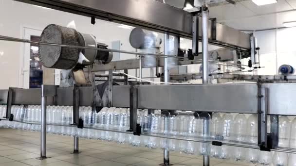 Producción de Fluidos Técnicos. Mecanismo Automatizado Industrial para Preparar Botellas de Plástico. Línea de producción de productos químicos. Fila de botellas de plástico se mueve a lo largo del primer plano Converyor. — Vídeos de Stock