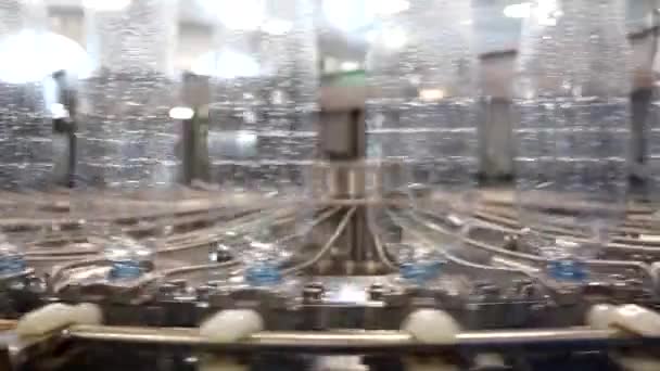 Production de fluides techniques. Mécanisme industriel automatisé pour préparer des bouteilles en plastique. Ligne de production de produits chimiques. Rangée de bouteilles en plastique se déplace le long du Converyor Gros plan. — Video