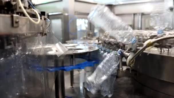 Produktion av tekniska vätskor. Industriell automatiserad mekanism för att förbereda plastflaskor. Kemikalieproduktionslinje. Rad av plastflaskor Flyttar längs Converyor närbild. — Stockvideo