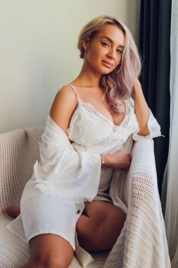 Güzel, genç, narin ve sağlıklı bir kadın modeli..