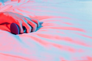 Yatakta anal topları tutan kadın..