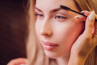 Doğal kına boyasıyla boyama tedavisiyle.