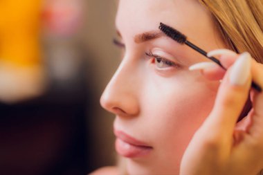 Doğal kına boyasıyla boyama tedavisiyle.