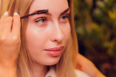 Doğal kına boyasıyla boyama tedavisiyle.