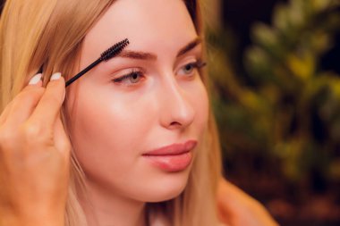 Doğal kına boyasıyla boyama tedavisiyle.