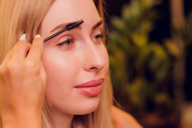 Doğal kına boyasıyla boyama tedavisiyle.