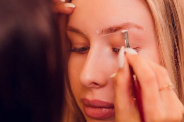 Doğal kına boyasıyla boyama tedavisiyle.