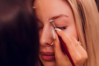 Doğal kına boyasıyla boyama tedavisiyle.