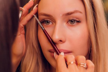 Doğal kına boyasıyla boyama tedavisiyle.