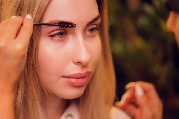 Traitement de teinte des sourcils avec un colorant naturel au henné. — Photo