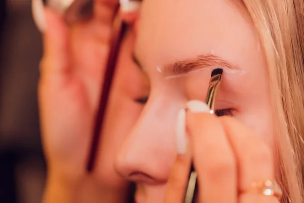 Ögonbrynsfärgning behandling med naturligt henna färgämne. — Stockfoto