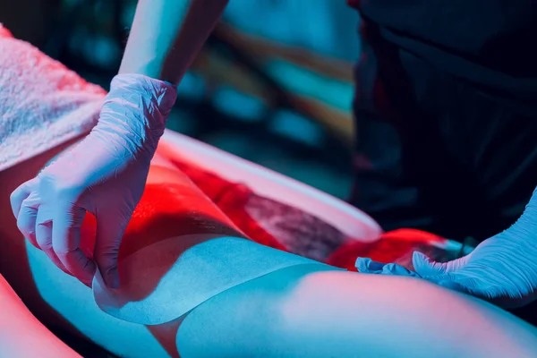 온천 센터에서 여자들의 다리를 씻고 있는 치료사의 중간 부분. — 스톡 사진